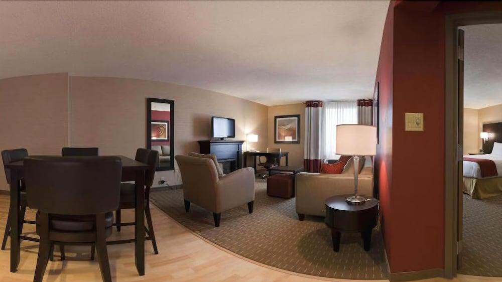 Holiday Inn Express Hotel & Suites Chatham South By Ihg Екстериор снимка