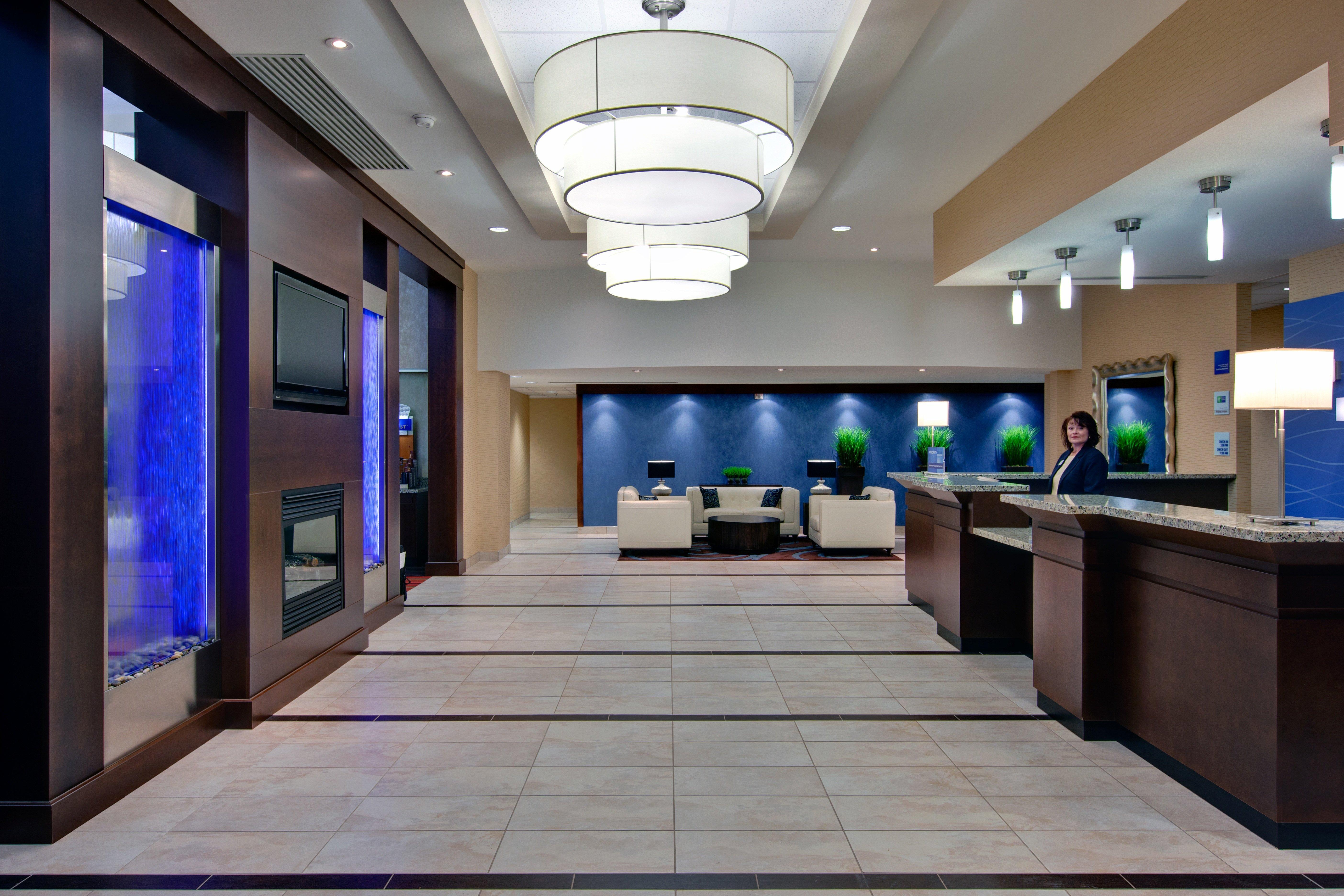 Holiday Inn Express Hotel & Suites Chatham South By Ihg Екстериор снимка