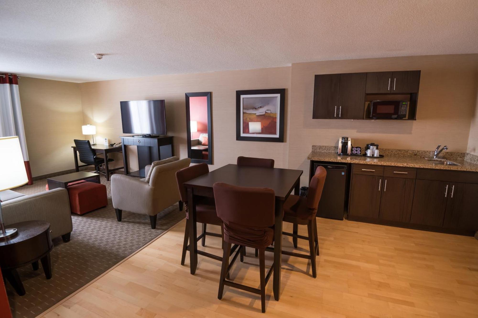 Holiday Inn Express Hotel & Suites Chatham South By Ihg Екстериор снимка
