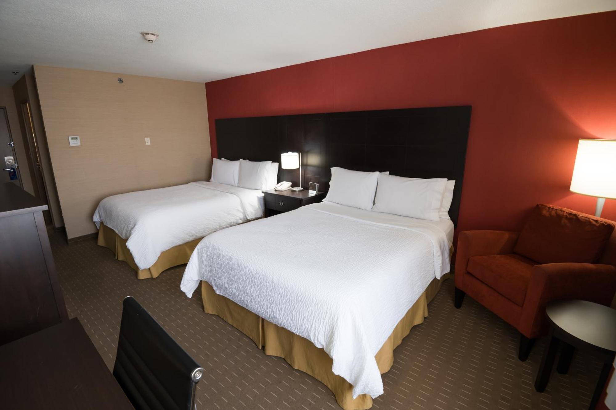 Holiday Inn Express Hotel & Suites Chatham South By Ihg Екстериор снимка