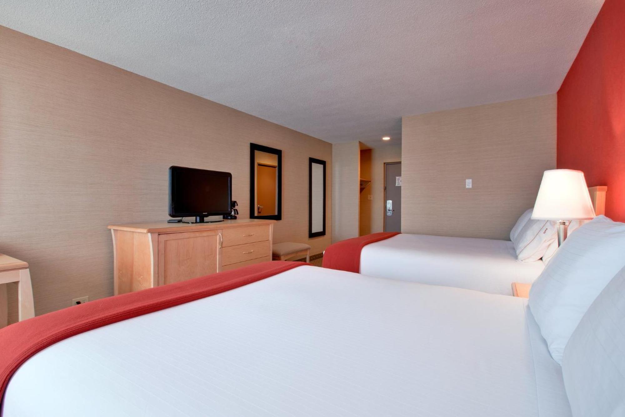Holiday Inn Express Hotel & Suites Chatham South By Ihg Екстериор снимка