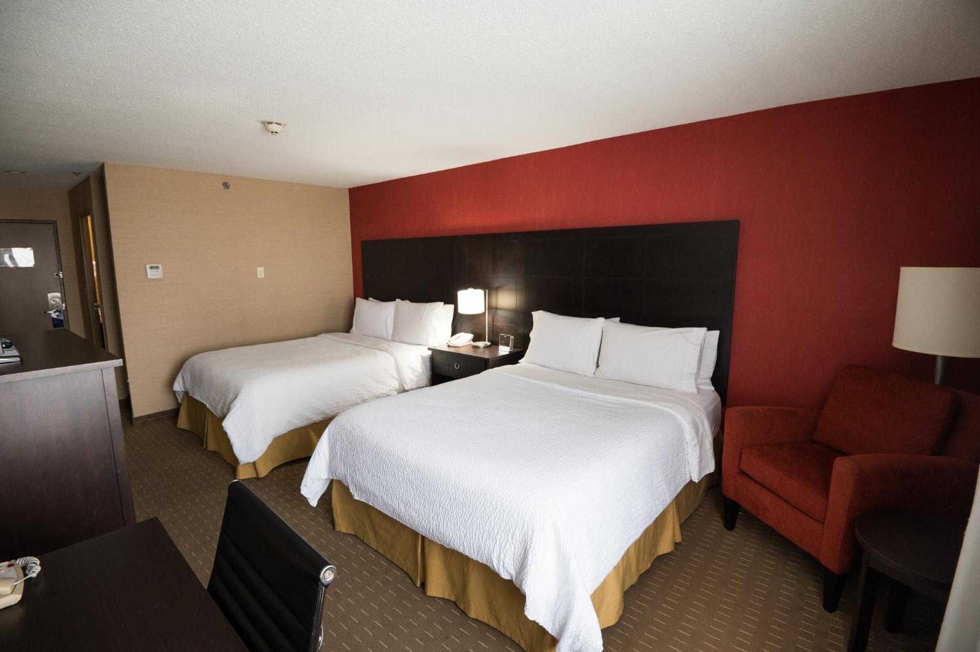 Holiday Inn Express Hotel & Suites Chatham South By Ihg Екстериор снимка