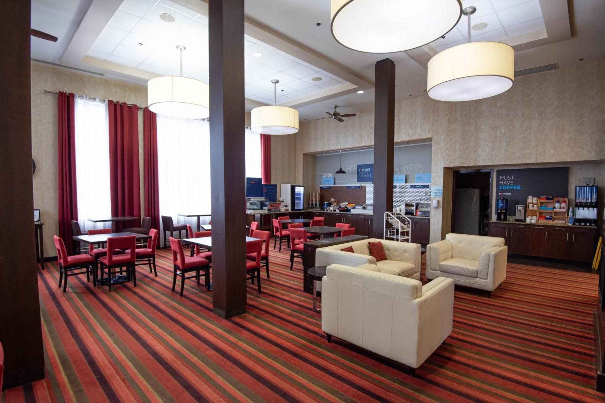 Holiday Inn Express Hotel & Suites Chatham South By Ihg Екстериор снимка