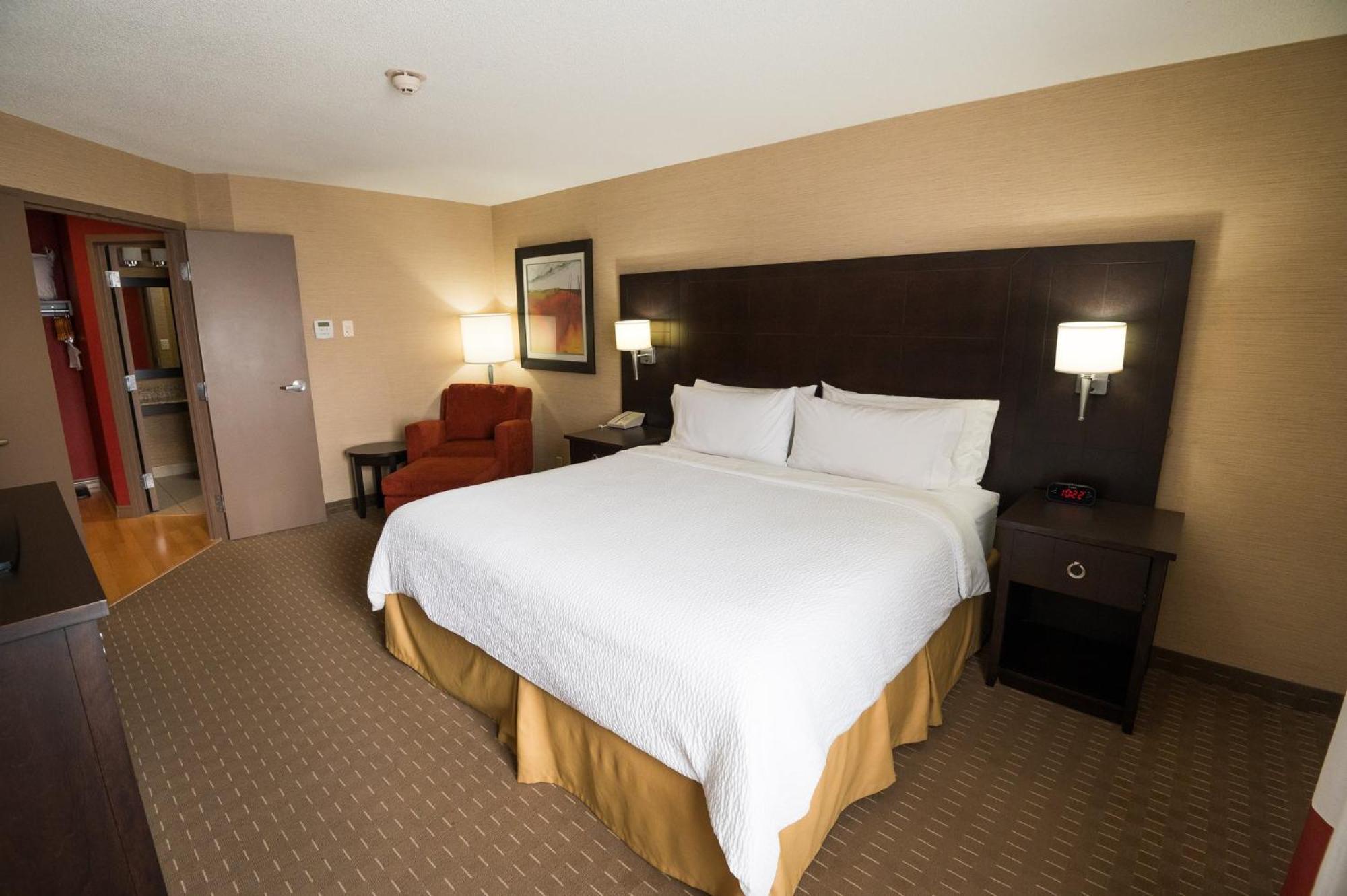 Holiday Inn Express Hotel & Suites Chatham South By Ihg Екстериор снимка
