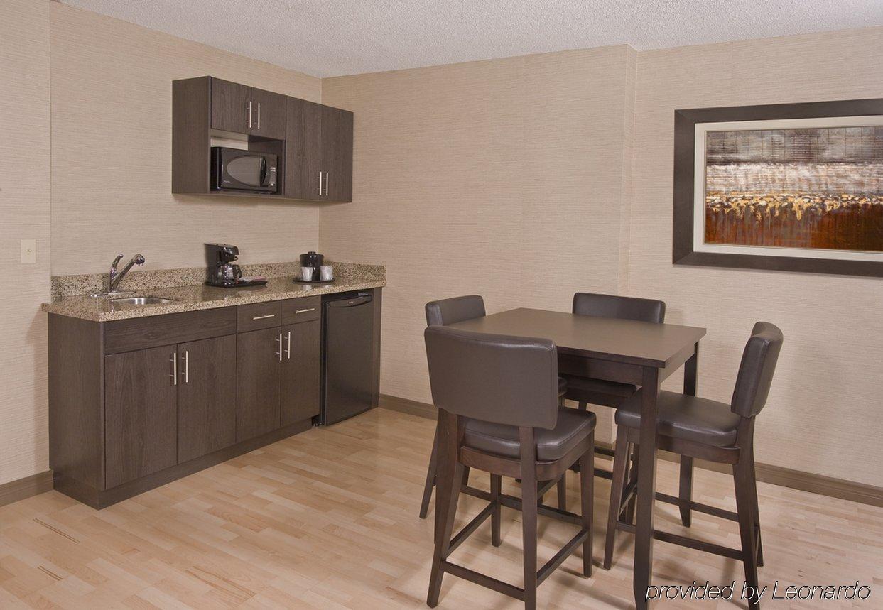 Holiday Inn Express Hotel & Suites Chatham South By Ihg Стая снимка