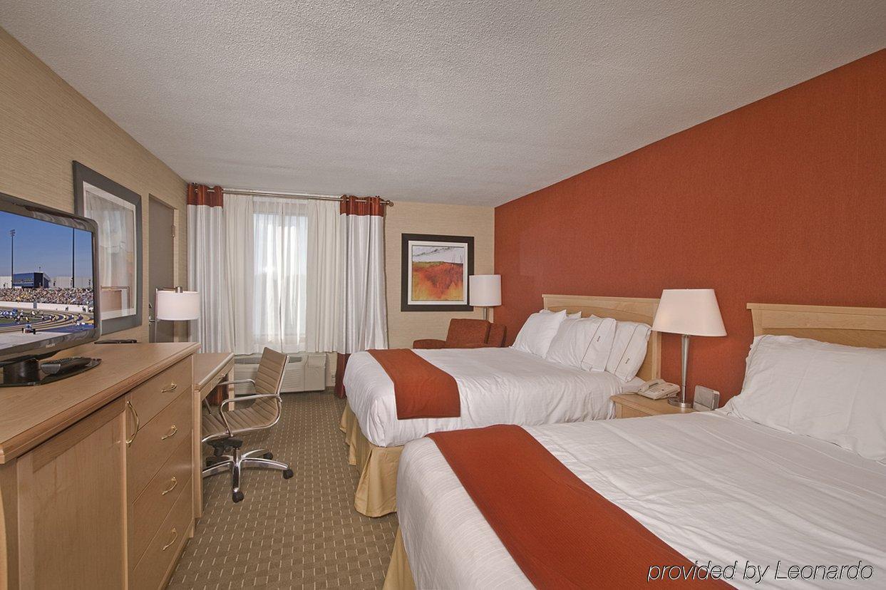 Holiday Inn Express Hotel & Suites Chatham South By Ihg Стая снимка