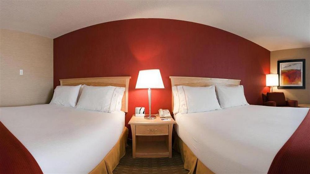 Holiday Inn Express Hotel & Suites Chatham South By Ihg Екстериор снимка